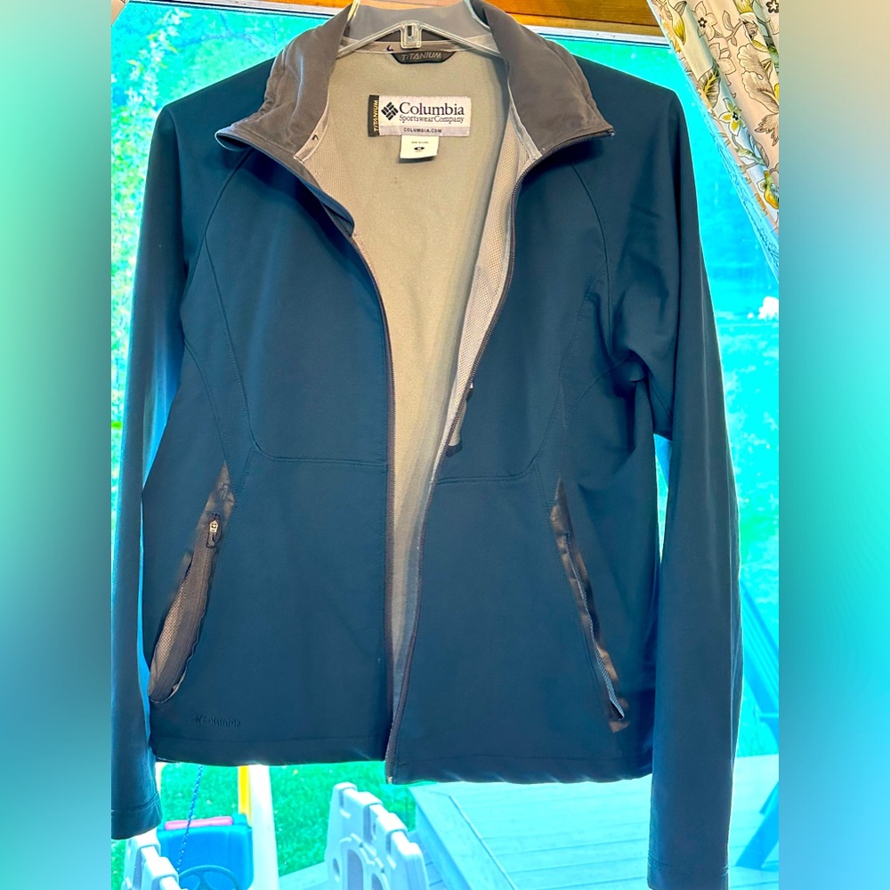 Men’s M Columbia Titanium Jacket.